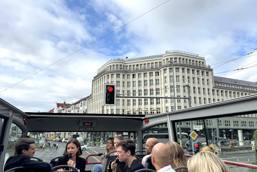 Auf dem Weg in die Torstraße. Im Hintergrund das Sohohouse. Anna Auerbach spricht ins Mikrofon. Links von ihr: Co-Kandidat Paul Loeper.