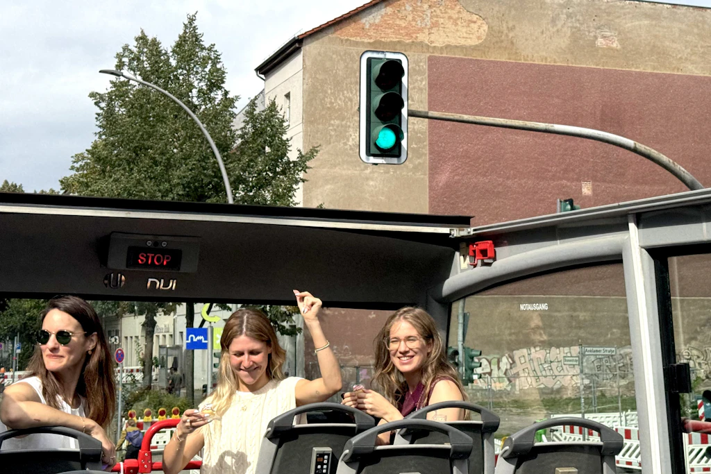 Ausgelassene Stimmung während der Fahrt: Teilnehmerinnen der Volt-Bustour