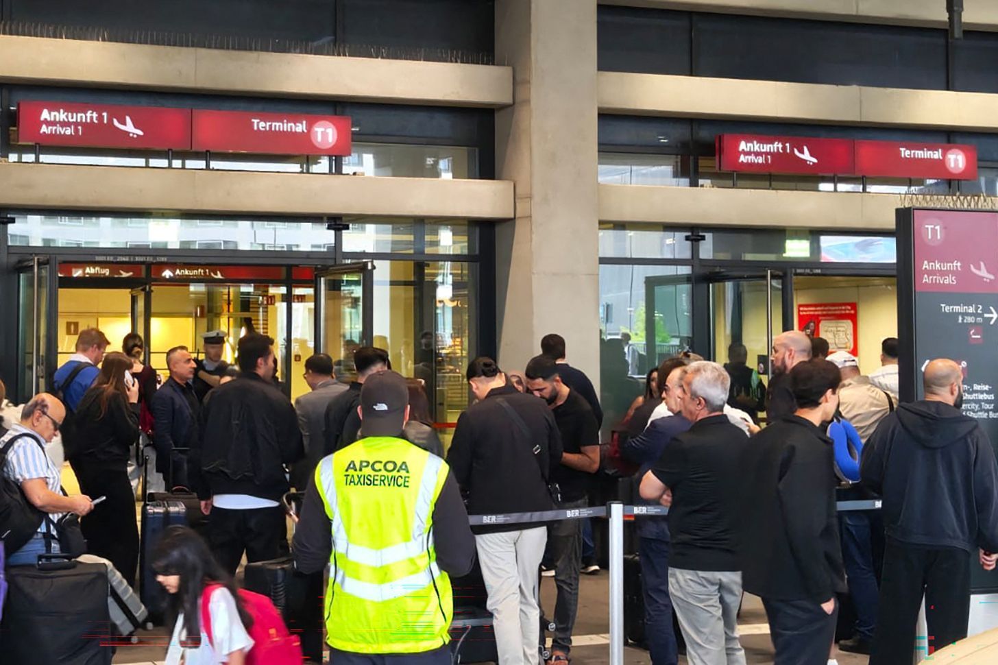 Gefahrgut-Alarm: Terminal am Flughafen BER geräumt!