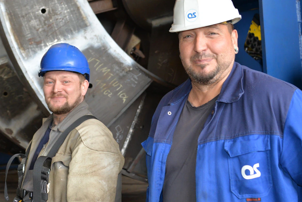 Meister Ronny Lahn (r.) von Ostseestaal arbeitet schon seit 1990 auf der Werft Stralsund. Er und sein Kollege Felix Ullmann produzieren gerade einen Riesenwendel für Ekato.