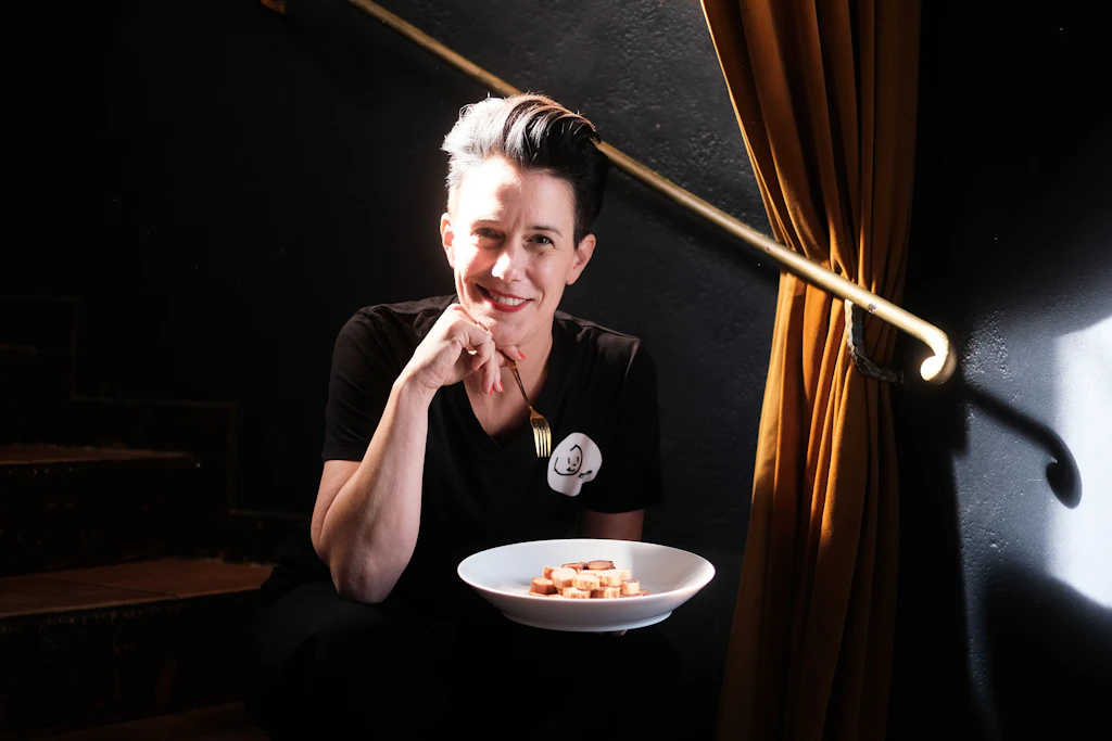 Simone Meyer-Götz verkauft pro Jahr 75.000 Portionen Currywurst. Diesmal werden die Künstler der Hope-Gala von ihr verköstigt.