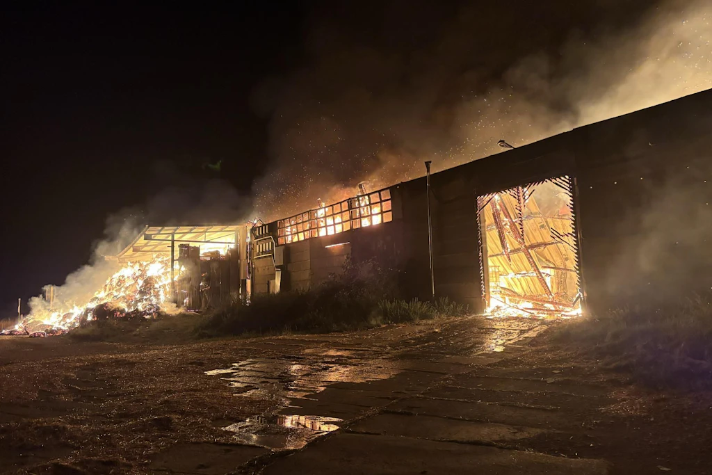 Erst vor wenigen Wochen stand das Trockenwerk der Agrargenossenschaft im benachbarten Arnsgrün in Flammen .