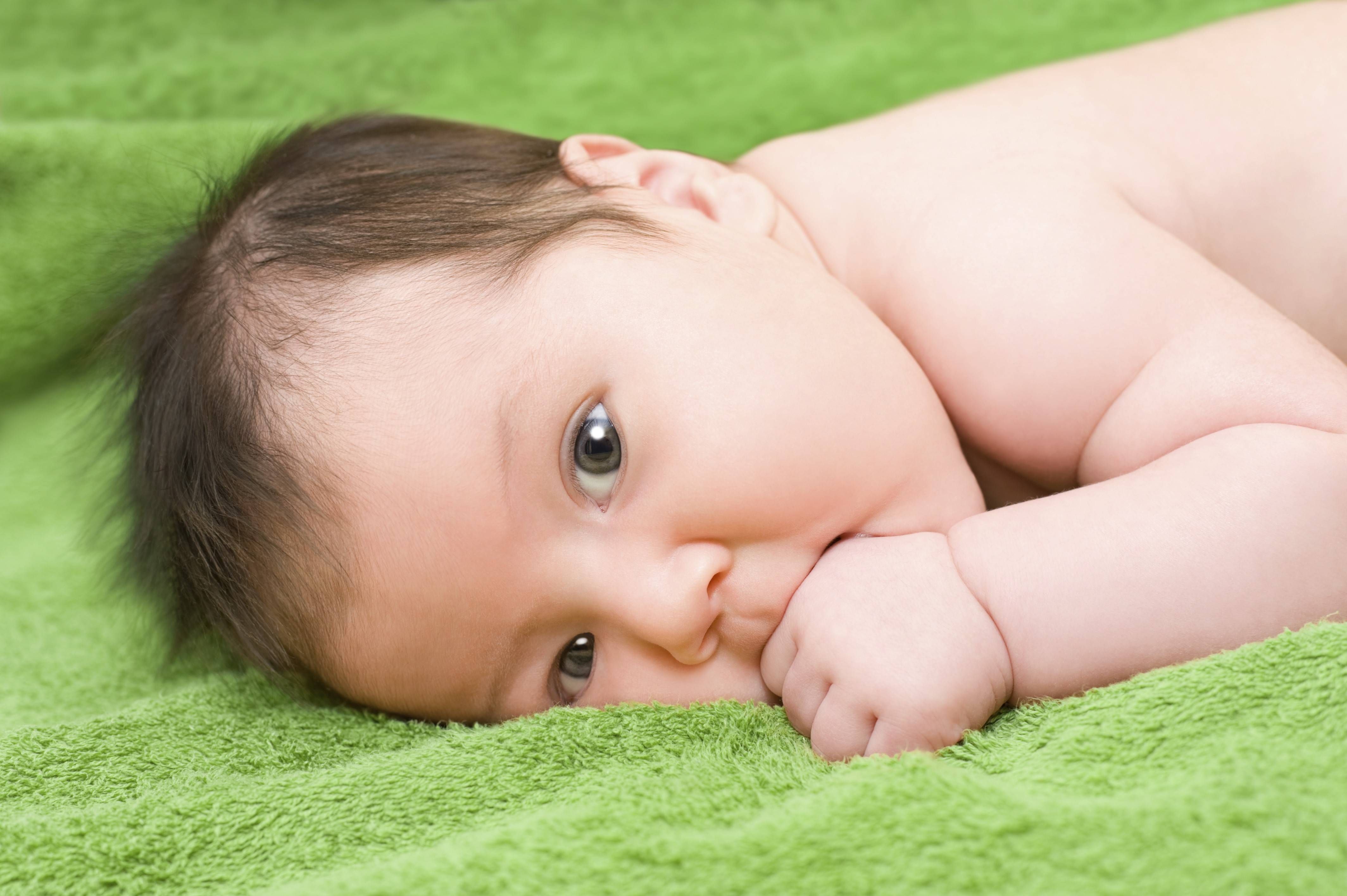 „Neugeborenes oder direkt in den Kindergarten?“ – Baby wiegt 4910 Gramm