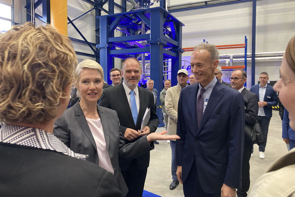 Manuela Schwesig und Alexander Badrow im Gespräch mit Philipp Todtenhaupt und der Unternehmerfamilie von Ekato in der neuen Produktionshalle in Stralsund.