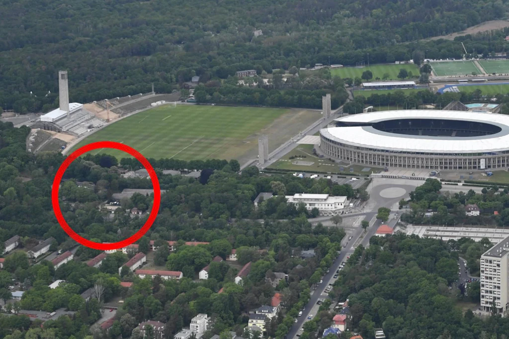 Der Senat gab jetzt Grünes Licht für ein Hertha-Stadion an der Jesse-Owens-Allee auf dem Olympiagelände. Der rote Kreis zeigt den Standort.