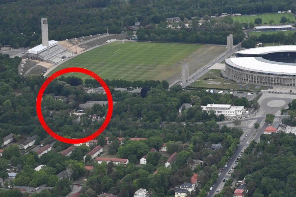 Der Senat gab jetzt Grünes Licht für ein Hertha-Stadion an der Jesse-Owens-Allee auf dem Olympiagelände. Der rote Kreis zeigt den Standort.