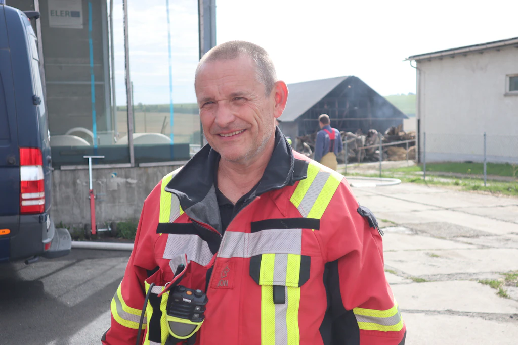 Steffen Jubold, der Stadtbrandmeister von Zeulenroda-Triebes, war mit bis zu 120 Feuerwehrleuten die ganze Nacht über im Einsatz, um das Feuer zu löschen und ein Übergreifen der Flammen zu verhindern.
