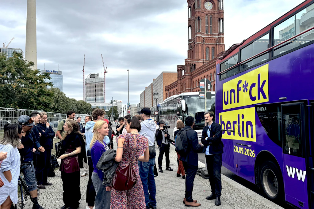 Kurz vor Beginn der Volt-Bustour: Spitzenkandidaten Paul Loeper (r.) und hinter ihm Anna Auerbach sprechen mit Teilnehmern.