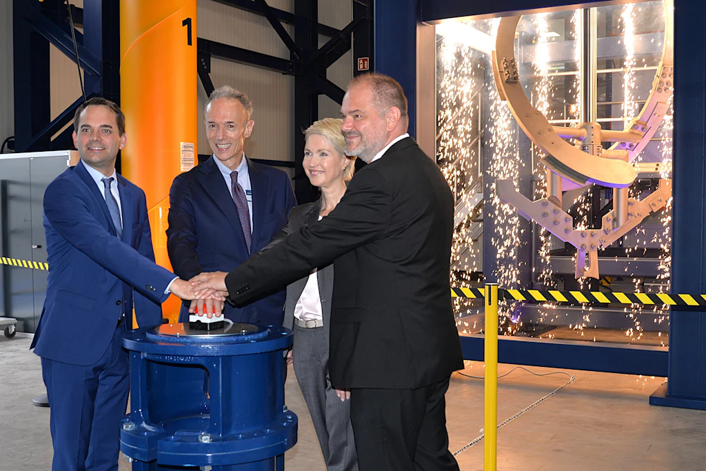 Feuerwerk zur Einweihung der neuen Ekato-Produktionshalle in Stralsund: Freude bei Alexander Badrow, Manuela Schwesig, Philipp Todtenhaupt und Dominik Beyland (v. r.).