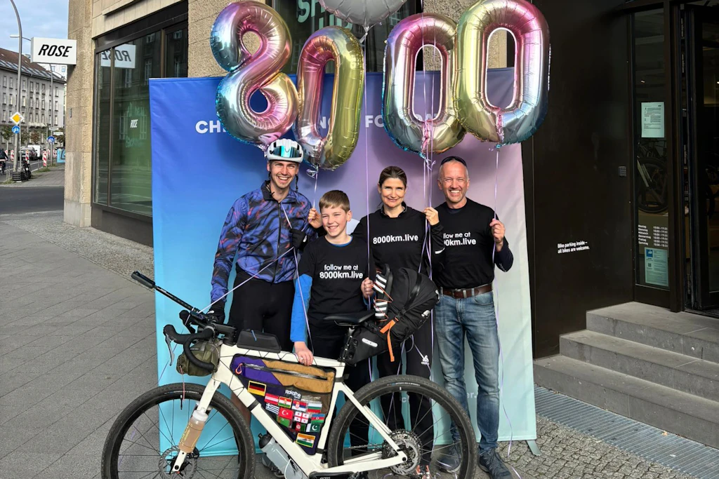 Der Extremsportler John Müller begann seine Fahrradreise nach Indien in Berlin am Brandenburger Tor.