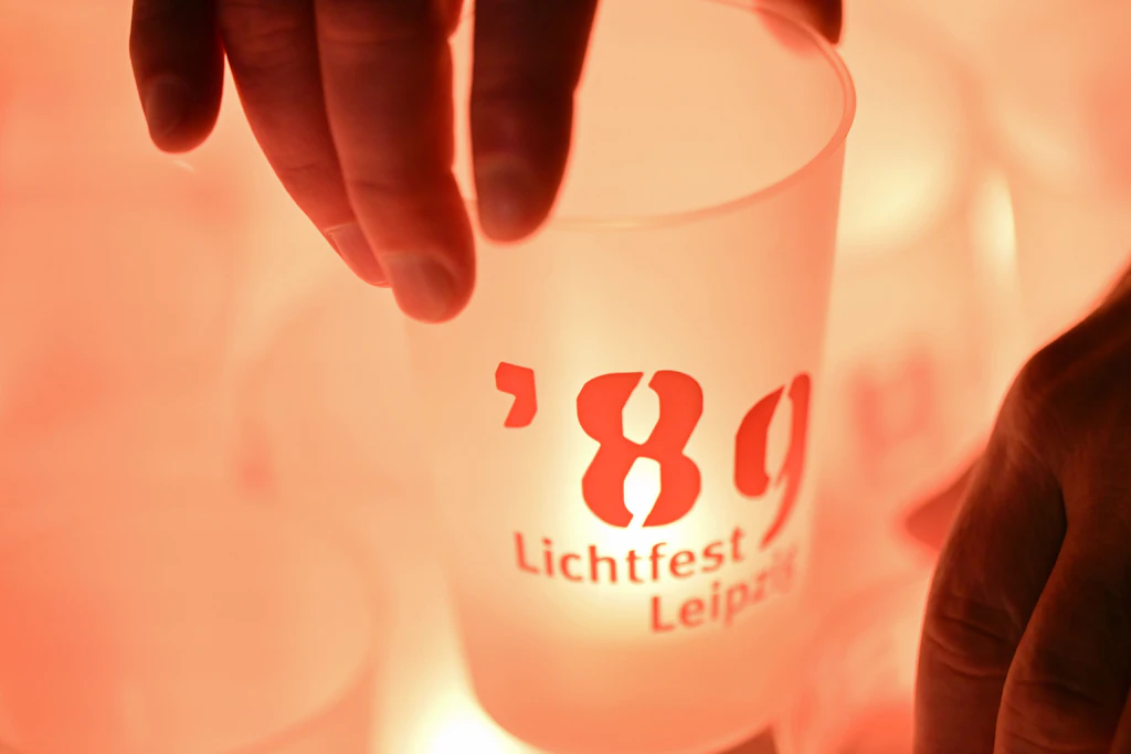 Besucher des Lichtfestes stellen ihre Kerzen in die große Zahl 89 in der Leipziger Innenstadt. Jedes Jahr am 9. Oktober gedenken die Leipziger der Montagsdemonstrationen im Herbst 89, die den Sturz des SED-Regimes zur Folge hatten.