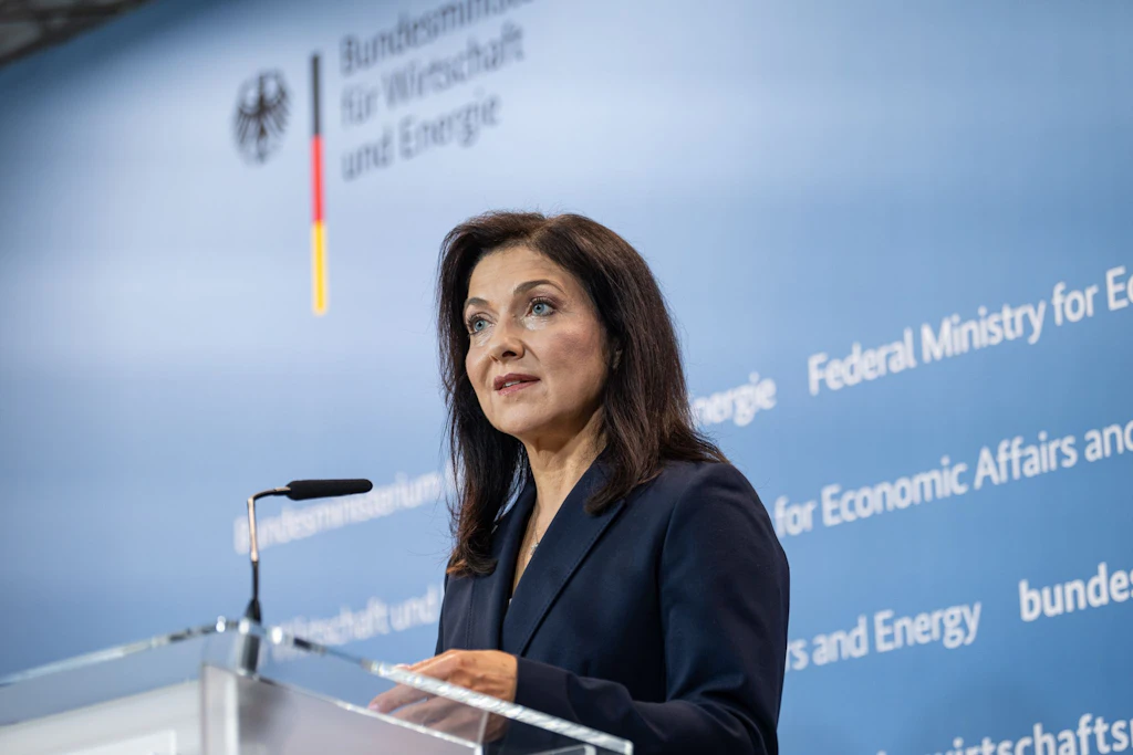 Das von Katherina Reiche (CDU) geführte Bundeswirtschaftsministerium will eine staatliche Gasreserve einführen. Finanziert werden soll sie über eine Gasumlage oder den Bundeshaushalt.