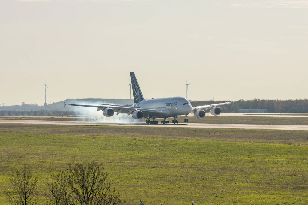 Ein Airbus A380 D-AIMK der Lufthansa landet auf dem Flughafen Leipzig/Halle: Stehen dort Urlauber-Maschinen neben privaten hochexplosiven Munitionstransporten?