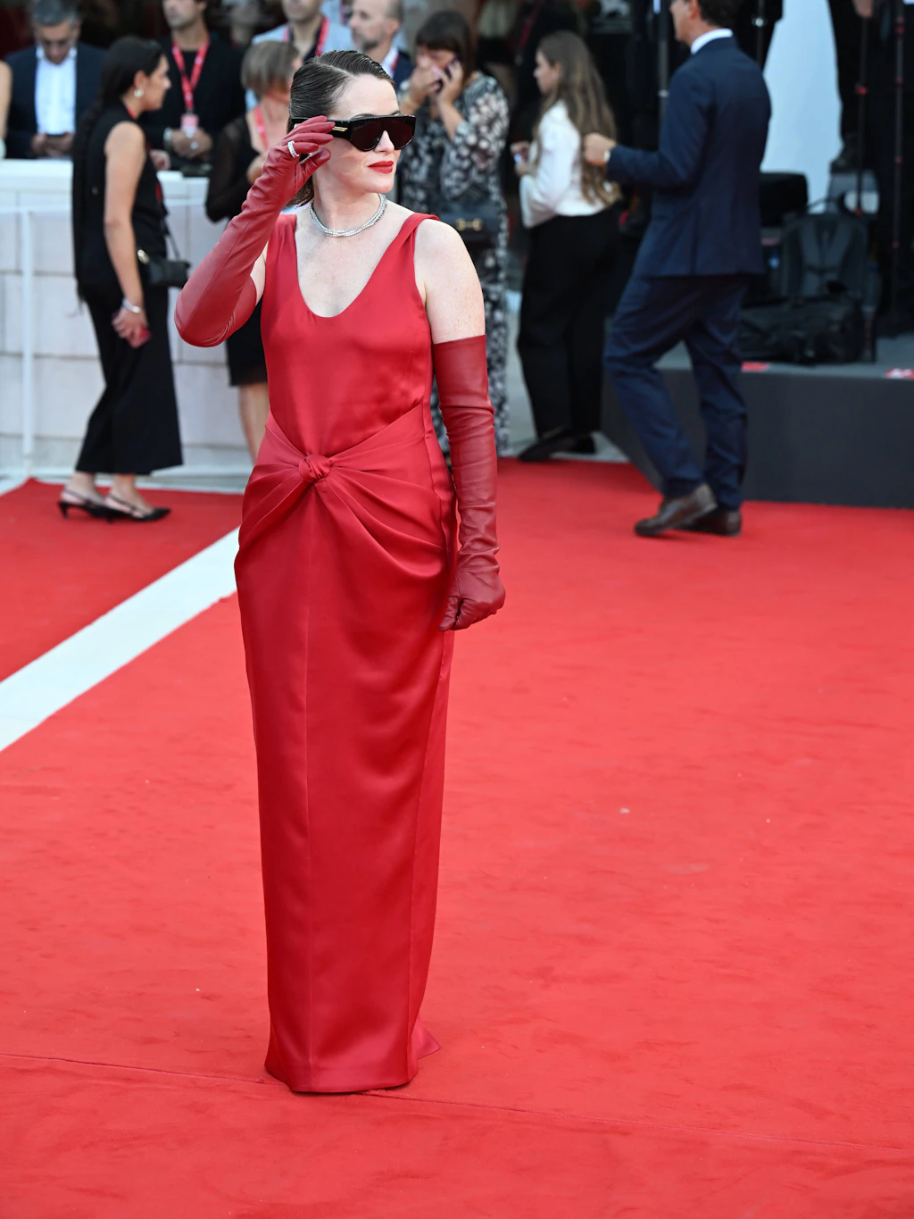 <strong>Flop:</strong> „Ink“-Darstellerin <strong>Claire Foy</strong> nimmt den roten Teppich in ihrem Look von Bottega Veneta offenbar besonders wörtlich: In ihrer maßgeschneiderten Bottega-Veneta-Robe, dazu ellenlange rote Lederhandschuhe und Lippenstift im identischen Ton, verschmilzt sie beinahe mit dem Teppich unter ihren Füßen. Auch der etwas unentschlossene Ausschnitt und die, auf dem Bauch zum Knoten gebundene Raffung der Robe, wirken eher zufällig als raffiniert. Vielleicht gar nicht so schlecht, dass der Look mit der Kulisse konkurriert – oder besser gesagt: darin verschwindet.