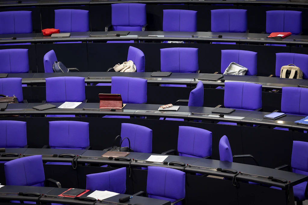 Eine Sitzungsunterbrechung im Deutschen Bundestag. Viele Abgeordnete fehlen zudem oft bei Abstimmungen und Plenarsitzungen im Bundestag. Symbolbild.
