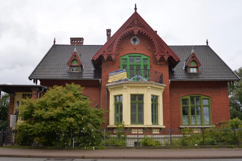 Die Mühlenvilla aus der Gründerzeit in Bützow an der Warnow sollte bei der Herbstauktion der NDGA unter den Hammer kommen, aber es fand sich kein Käufer. Nun ist sie im Nachverkauf zu haben.