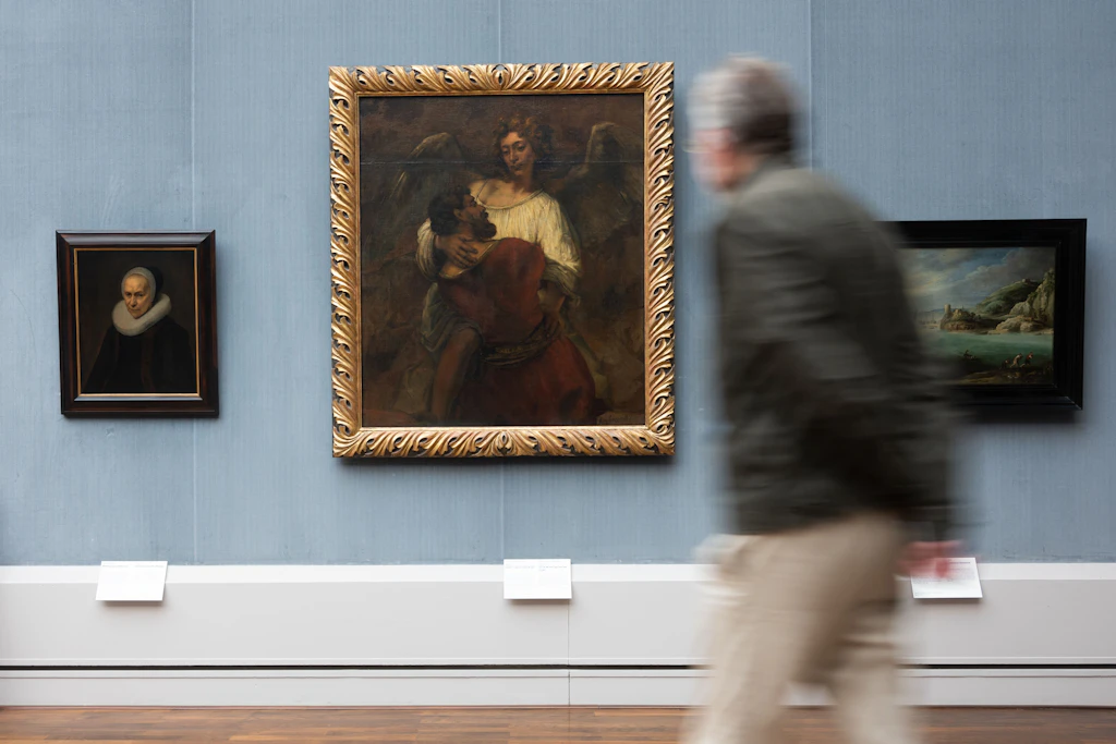 Im Rembrandt-Saal der Berliner Gemäldegalerie, hier „Jakob ringt mit dem Engel“ (um 1659)