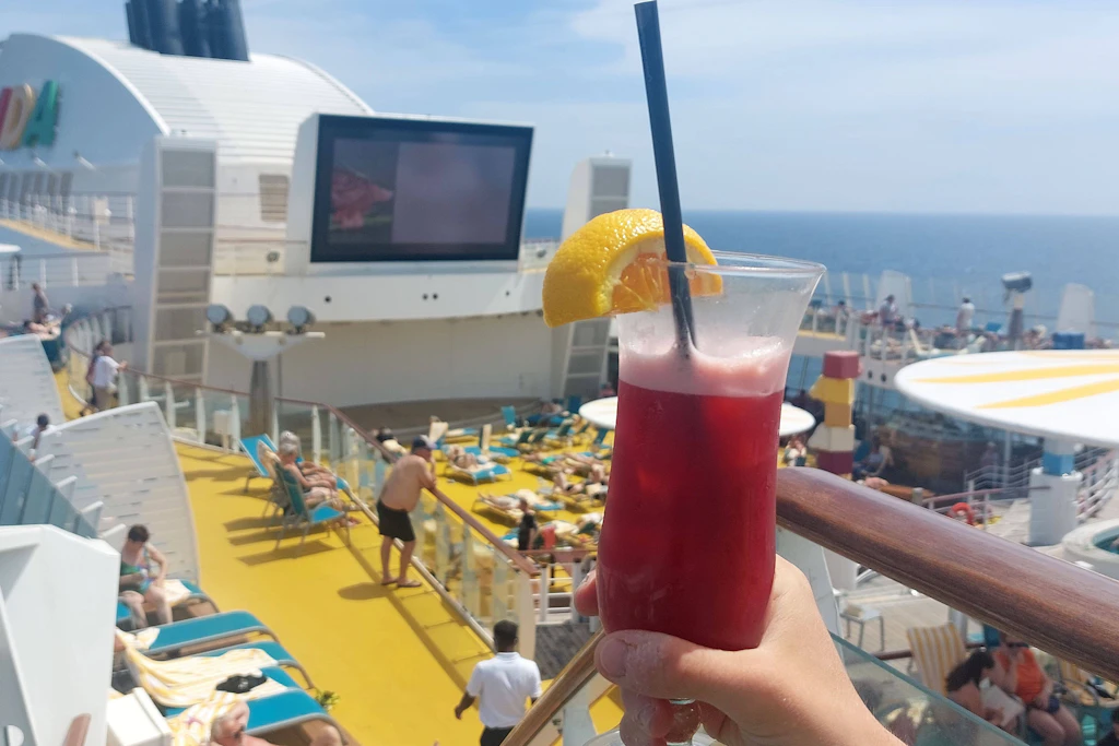Ein Cocktail gehört für viele zum Kreuzfahrturlaub. Eigenen Alkohol dürfen Passagiere bei Aida und „Mein Schiff“ jedoch nicht ohne Weiteres mit an Bord bringen.
