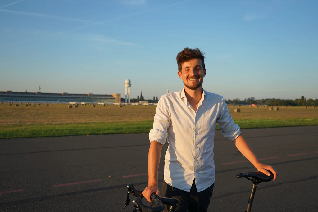 Ingwar Perowanowitsch auf dem Tempelhofer Feld: Vier Jahre lebte der Filmemacher in Berlin. Jetzt kommt er zur Buchvorstellung zurück.