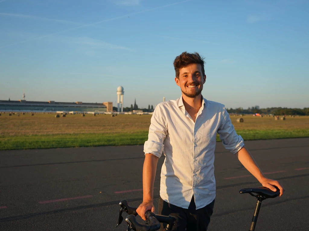 Ingwar Perowanowitsch auf dem Tempelhofer Feld: Vier Jahre lebte der Filmemacher in Berlin. Jetzt kommt er zur Buchvorstellung zurück.