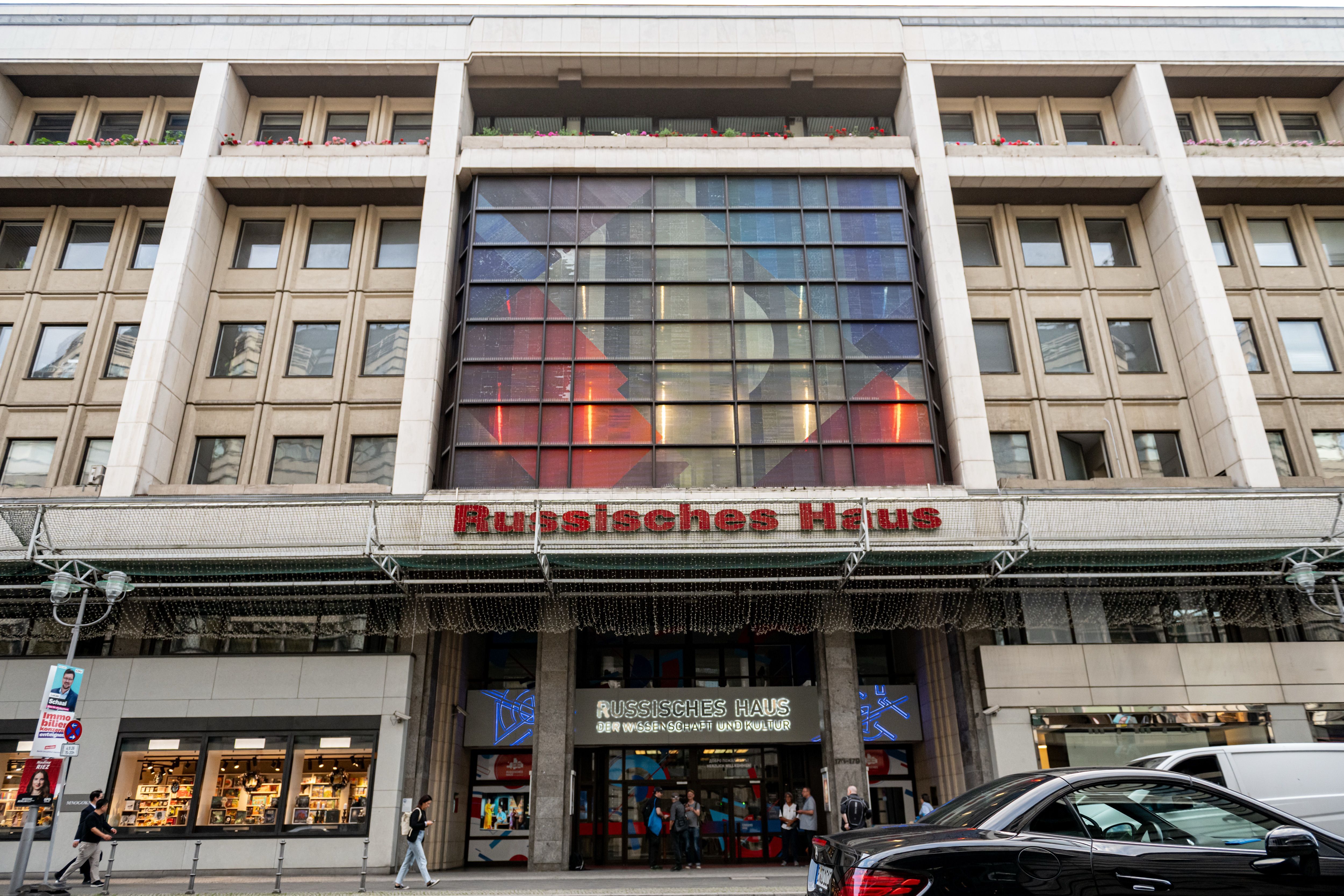 Russisches Haus in Berlin: Alle Mitarbeiter auf einen Schlag entlassen – sechs Russen ausgereist