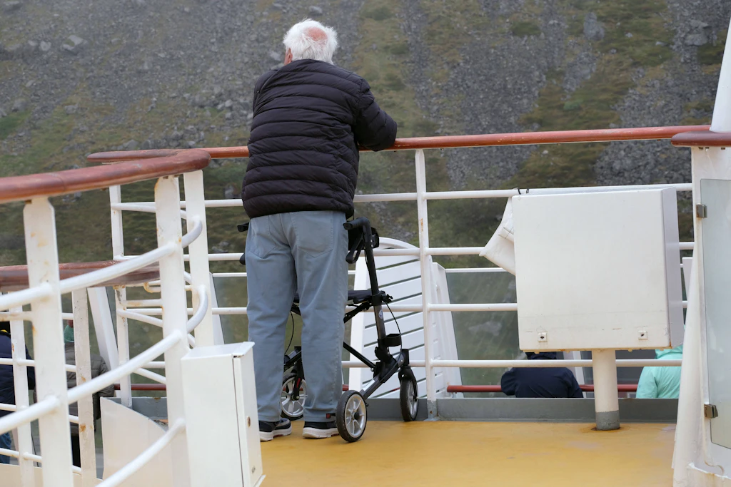 Medizinisch notwendige Hilfsmittel wie Rollatoren dürfen auf Kreuzfahrtschiffen mitgenommen und bei Bedarf auch an Bord genutzt werden.
