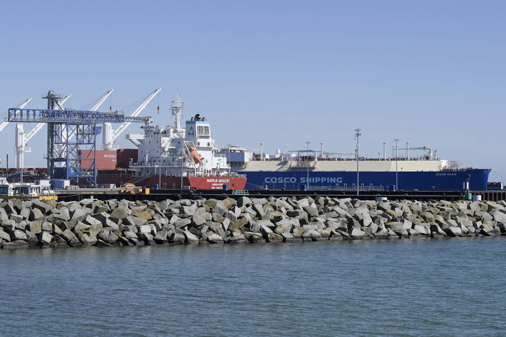 Der LNG Tanker „Ocean Oasis“&nbsp;von der chinesischen Reederei Cosco Shipping vor dem LNG-Terminal „Deutsche Ostsee“ in Mukran auf Rügen. Symbolbild.