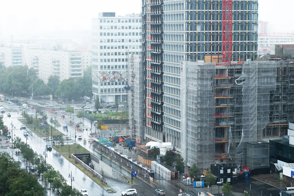 Regen und nasse Straßen am Berliner Alexanderplatz, während für die Hauptstadt eine Unwetterwarnung gilt.