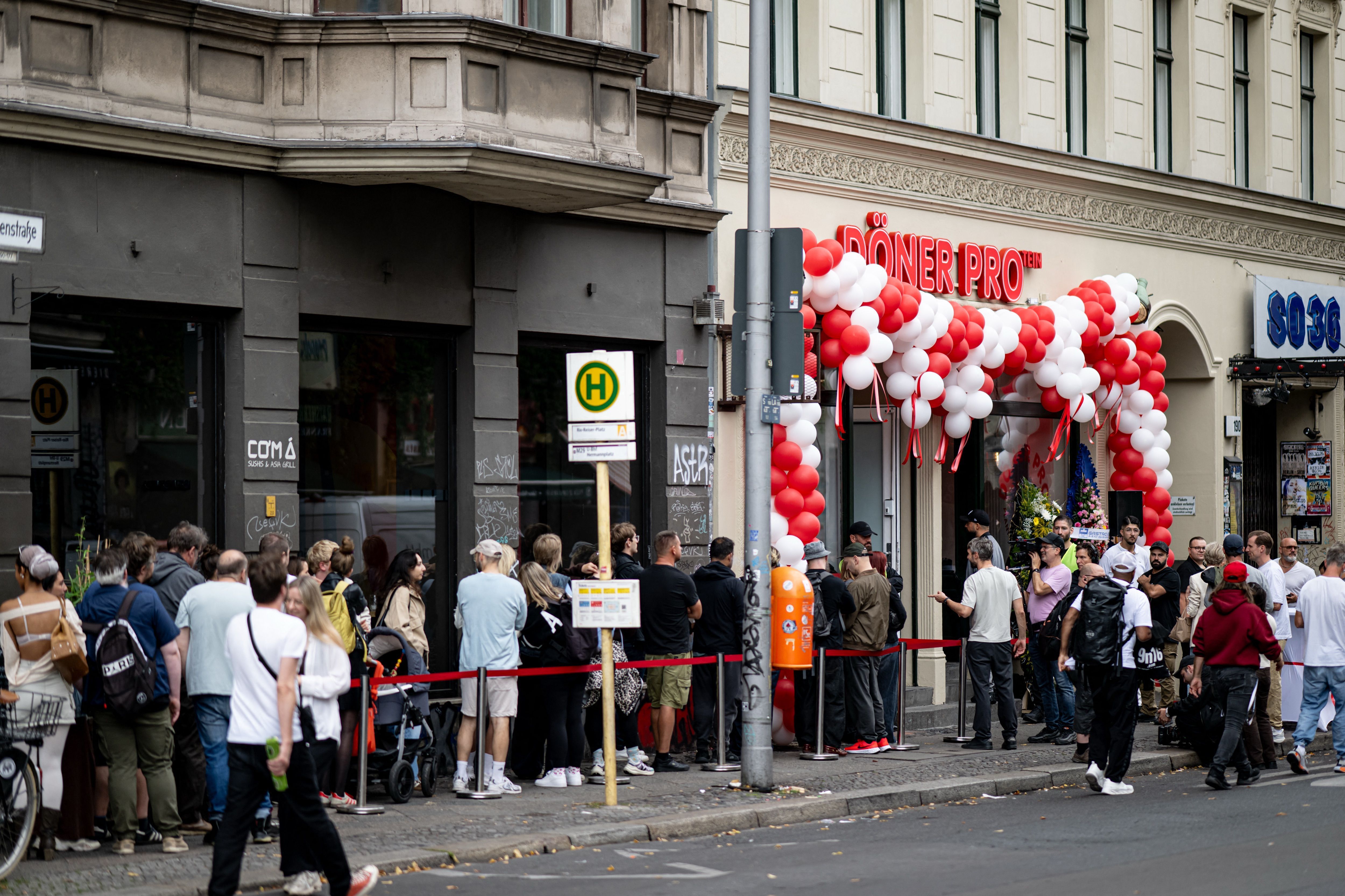 Riesen-Schlange in Kreuzberg: Hier gibt es den Döner heute für nur 2,50 Euro