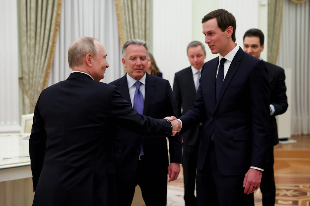 Wladimir Putin begrüßt Jared Kushner im Januar 2026 im Kreml. Steve Witkoff nimmt ebenfalls an dem Treffen teil.