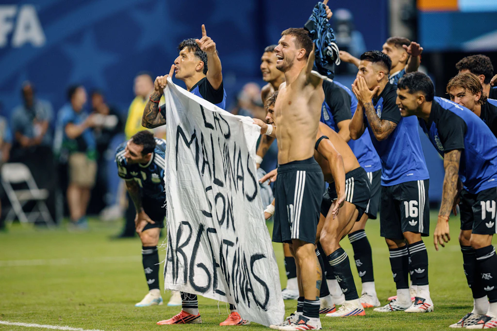 Provokation während der Fußball-WM: Nach dem Sieg Argentiniens gegen England im Halbfinale feiern die Argentinier mit einem Banner. Darauf steht „Las Malvinas son Argentinas“ (deutsch: Die Falklandinseln sind argentinisch).