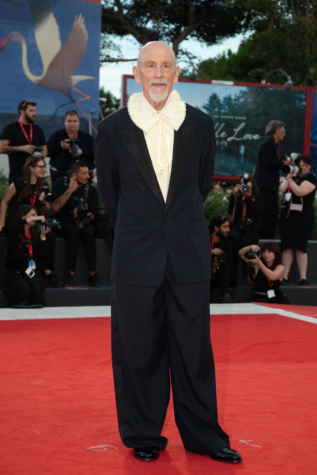<strong>Top:</strong> Der „Wild Horse Nine“-Star und Oscar-Favorit John Malkovich beweist mit seinem Dior-Look einmal mehr, dass er nicht nur schauspieltechnisch in der höchsten Liga spielt. Der locker geschnittene schwarze Wollanzug mit spitzem Revers trifft auf ein cremefarbenes Seidenhemd mit Rüschenkragen, das dezent an eine elisabethanische Halskrause erinnert. Sein Interesse für Mode und das Studium des Kostümdesigns steht dem 72-Jährigen sozusagen ins stoffumrahmte Gesicht geschrieben.