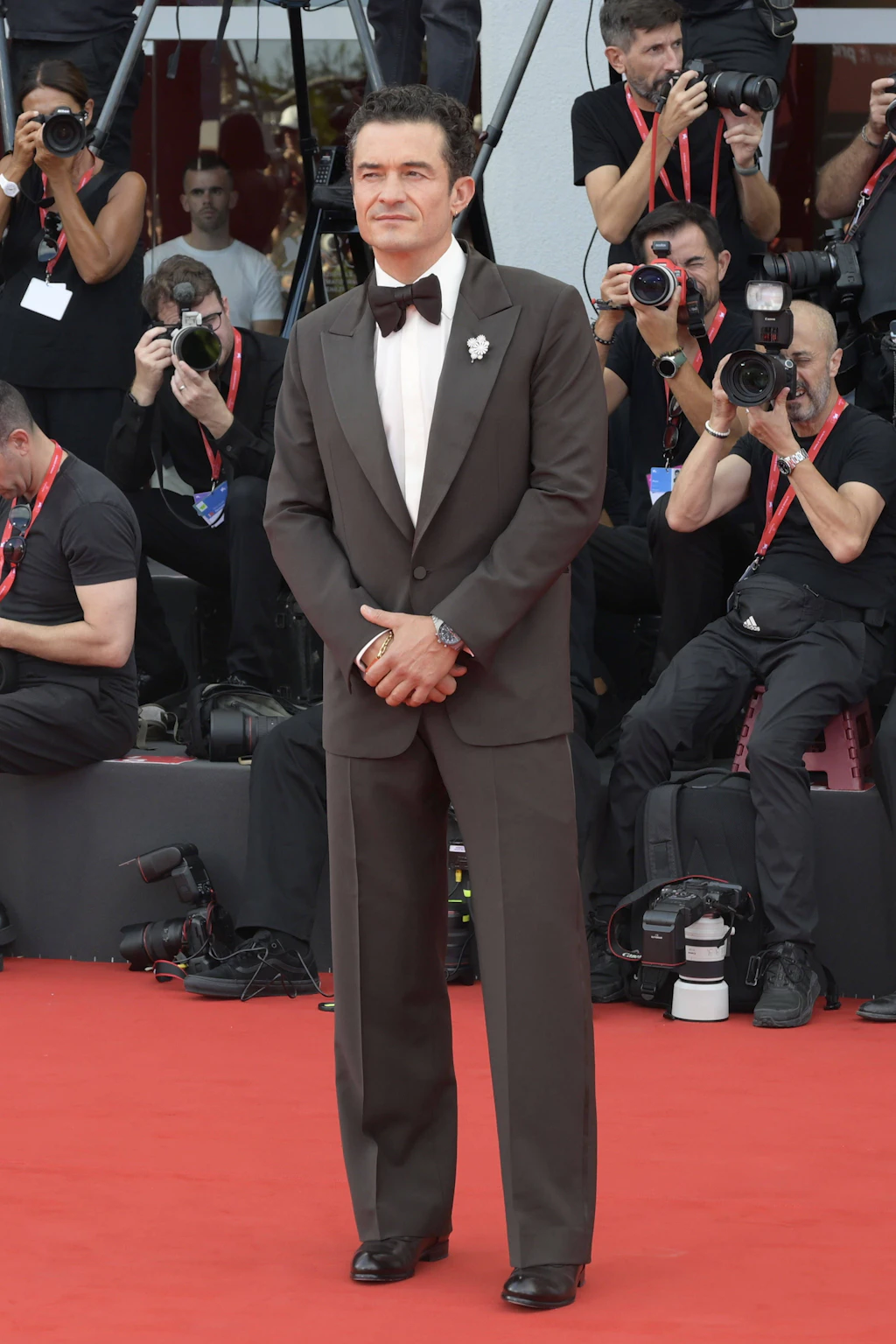 <strong>Top:</strong> Zur Premiere von „Bucking Fastards“ setzt <strong>Orlando Bloom</strong>, ganz in männlicher Hauptrollen-Manier, auf einen klassischen schwarzen Anzug mit Fliege – zurückhaltend genug, um seinen Co-Stars den großen Auftritt zu überlassen, aber keineswegs langweilig. Das gewisse bisschen Glamour bringt ihm eine blütenförmige Brosche am Revers, die dem zeitlosen Look eine verspielte Note verleiht.