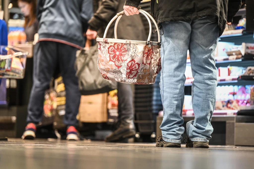 An der Supermarktkasse gibt es eine kleine deutsche Lebenslektion: Die Wahl der Schlange ist manchmal einfach Glückssache.