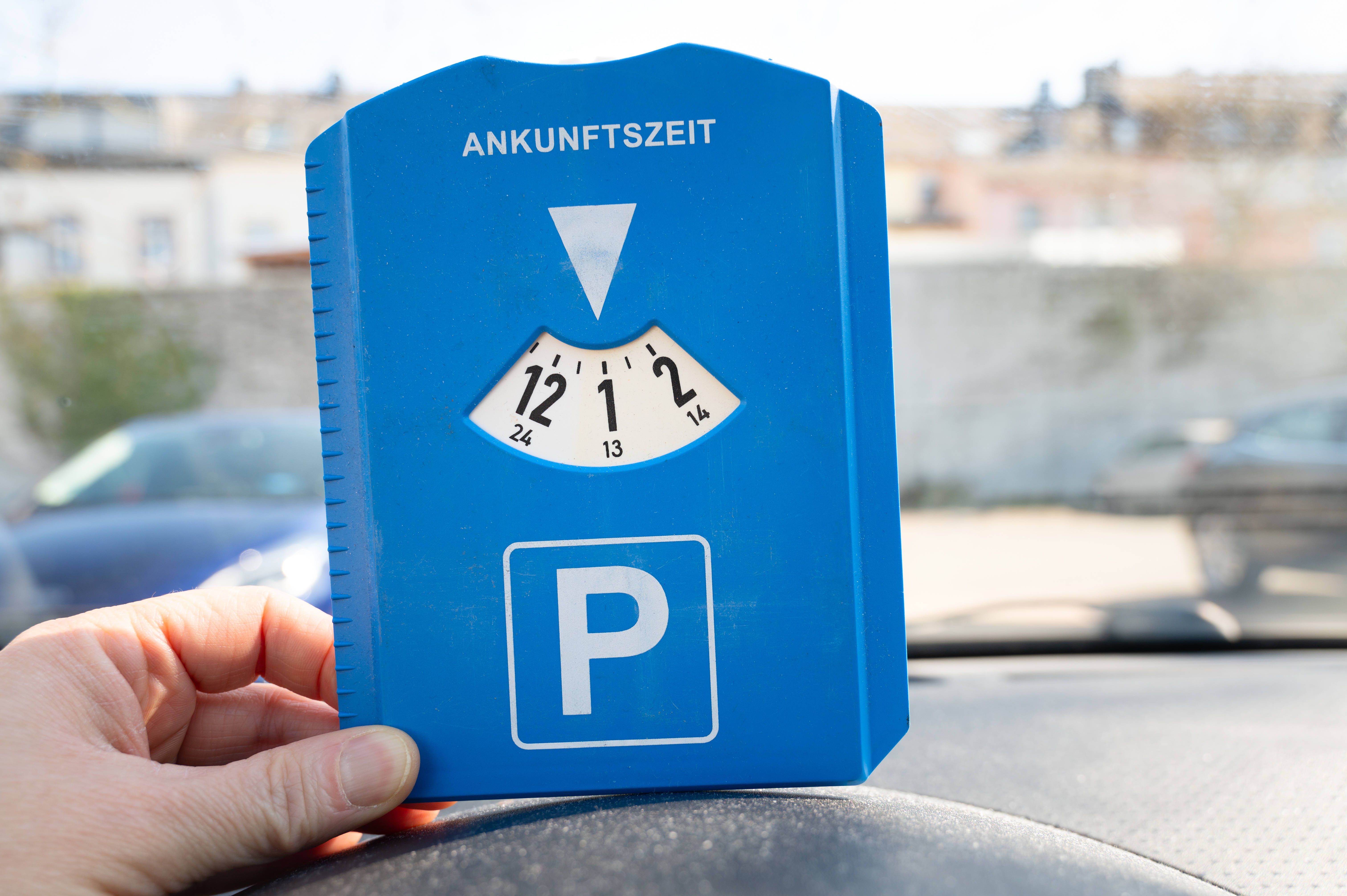 Keine Parkscheibe zur Hand: Reicht ein Zettel mit der Uhrzeit?