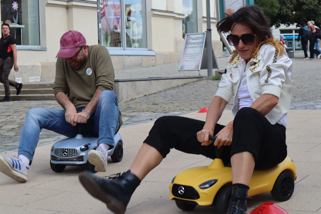 Auch Regisseur Fabian Raabe und seine Schauspielkollegin Johanna Franke gaben auf der Rennstrecke der Bobbycars Gas.