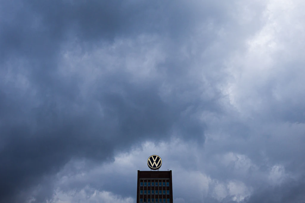 Dunkle Regenwolken über Volkswagen und der deutschen Wirtschaft.