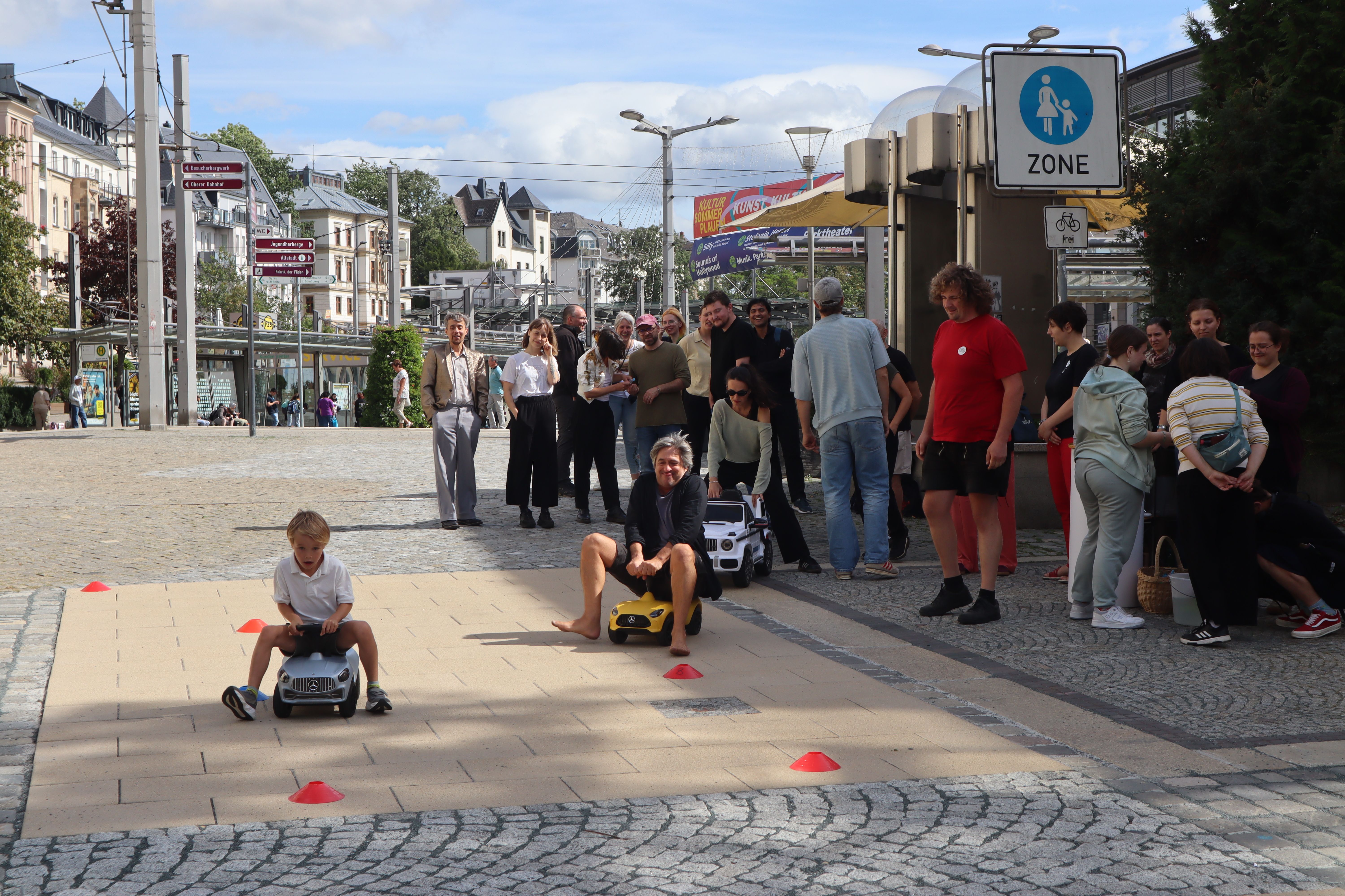 Coole Werbeaktion: Warum am Plauener Theater die Bobbycars rollen