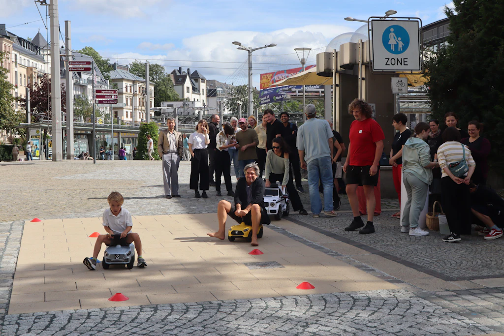 Der kleine Taro aus Plauen ließ Schauspieler Daniel Koch keine Chance beim Plauener Bobbycar-Rennen am Freitag. Die Aktion wirbt für die Premiere des Stückes "Jeep" am Vogtlandtheater Plauen.