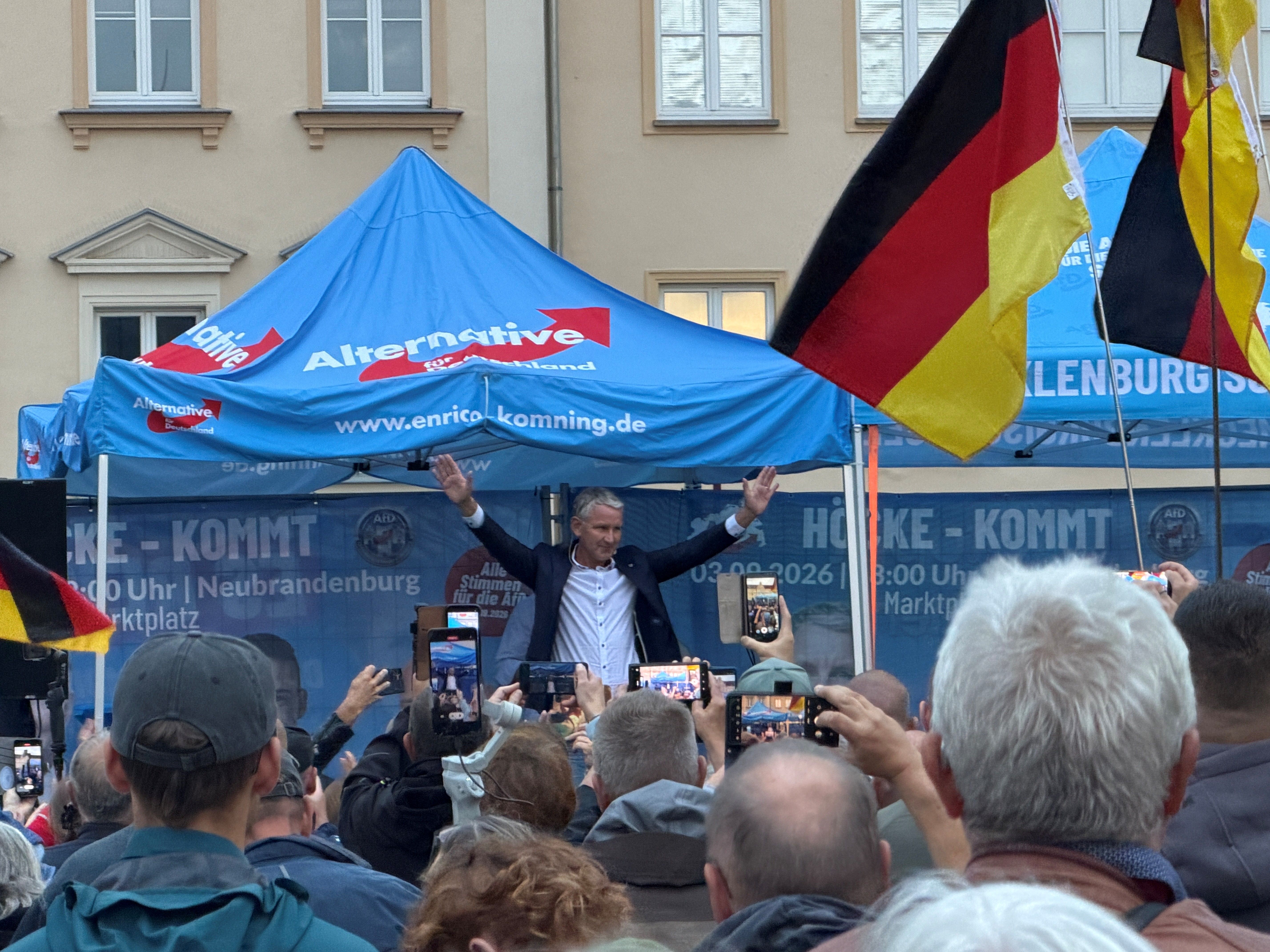 Höcke in Neubrandenburg: „Nazis raus" trifft auf „Eure Zeit ist abgelaufen"