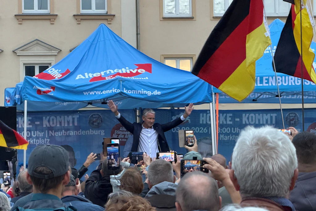 Nachdem Björn Höcke die Bühne betrat, wurde es laut auf Neubrandenburgs Marktplatz.