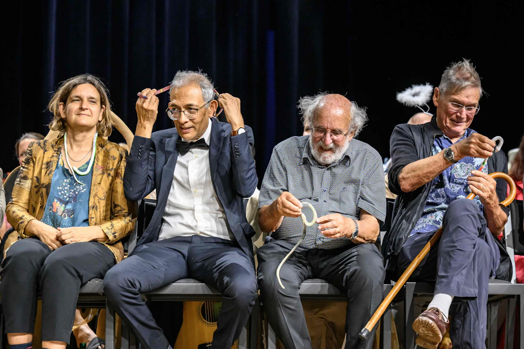Die Nobelpreisträger Esther Duflo, Abhijit Banerjee, Michel Mayor und Tim Hunt (von links) reagieren bei der Ig-Nobelpreisverleihung in Zürich auf verteilte Gummischlangen.