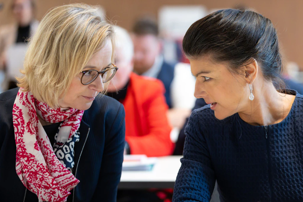 Katja Wolf (l.) und Sahra Wagenknecht. Während das BSW in Magdeburg zum Machtfaktor aufsteigt, zerfällt die Partei in Thüringen an Wolfs Abspaltung.