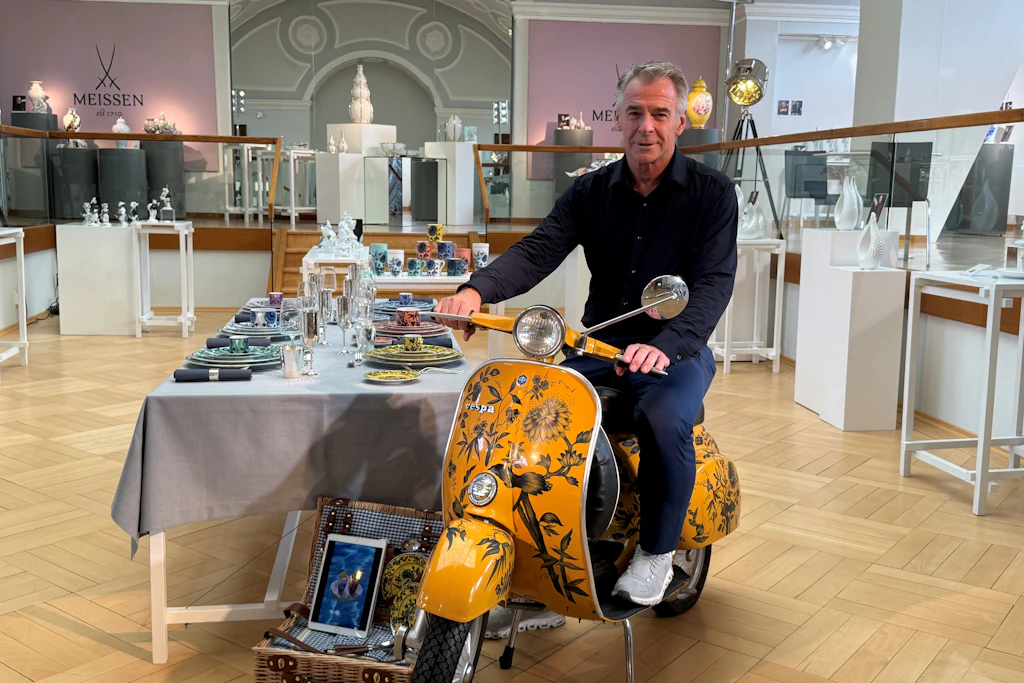 Manufakturchef Dr. Tillmann Blaschke auf der Vespa mit&nbsp; Zwiebelmusterdekor. Sie wurde von Azubis gestaltet.