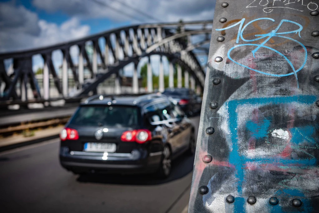 Graffiti statt Gedenken: die Bornholmer Brücke, die ja eigentlich Bösebrücke heißt.