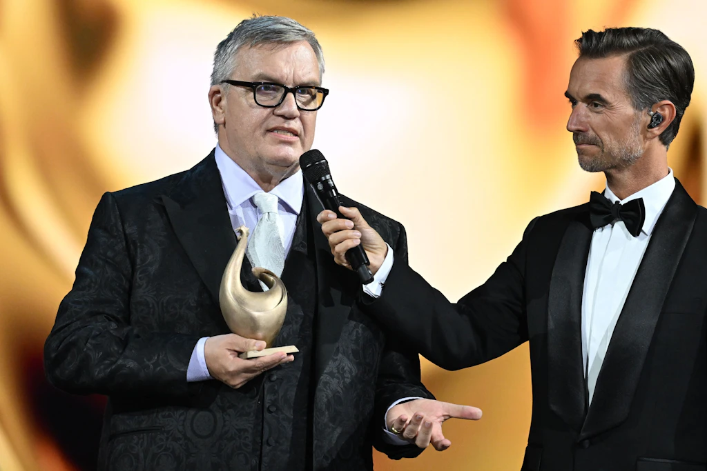 Komiker Hape Kerkeling&nbsp;(l) freute sich neben Moderator Florian Silbereisen bei der Verleihung über den Publikumspreis in der Kategorie Film und Fernsehen.