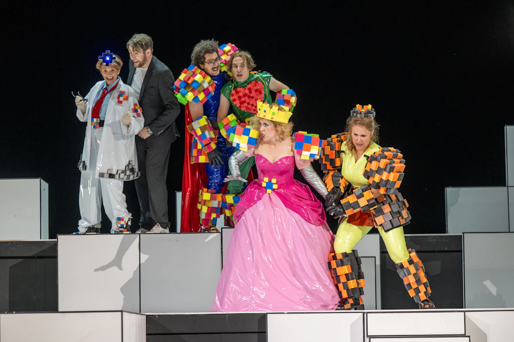 Im Spiel treffen die Frauen auf die Avatare ihrer eigenen Partner – ohne es zu ahnen: Szene aus „Così fan tutt*e“ am Theater Magdeburg.