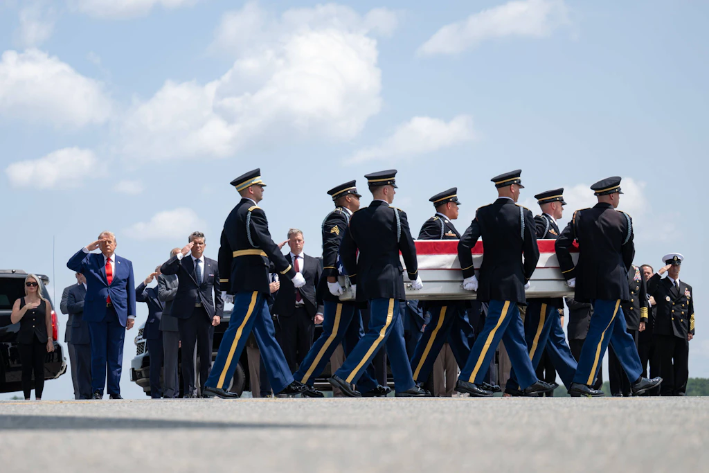US-Präsident Donald Trump nimmt am 22. Juli 2026 auf der Dover Air Force Base an der Überführung von US-Soldaten teil, die bei iranischen Angriffen im Nahen Osten getötet wurden.