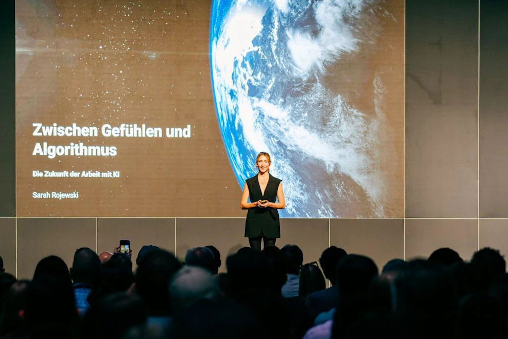 Sarah Rojewski zählt zu den Top-Speakerinnen der NeulandPro Connect 2026 und spricht über „The Next Human Economy“ – Wettbewerbsfähigkeit, wenn KI die Regeln neu schreibt.