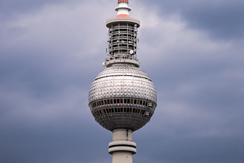 Dunkle Wolken über Berlin: Erster Herbststurm in der Hauptstadtregion